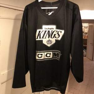 ishokey tröjja med laget Los Angeles kings på. size XL
