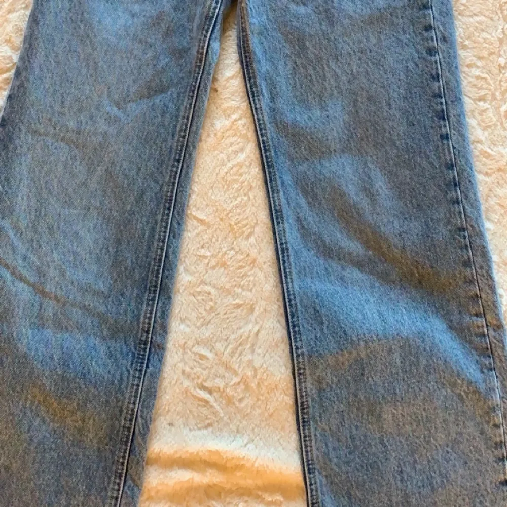 Zara vida jeans i färgen blå. Säljer för att dom är förstora för mig. Säljer för 275kr + frakt och köpte dom för 399kr.. Jeans & Byxor.