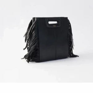 Maje väska  - Säljer min lilla maje väska, köpt i december för förra året som helt ny, inga slitningar utvändigt eller invändigt! Pris kan diskuteras! Dustbag, kvitto och påse medföljer!