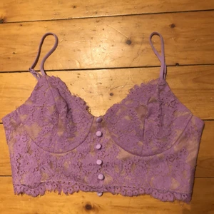 Söt topp med broderi/spets  - Väldigt liten, men söt för dem som passar. Vill säga den är S men står storlek M. Magtröja och passar till svart skjol bla.