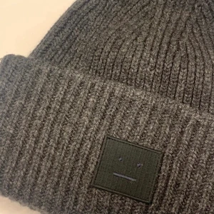Acne mössa - Jättefint skick, säljer då jag tröttnat och ska köpa en annan färg😋 