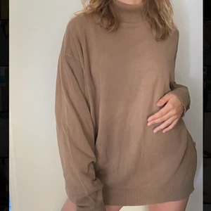 Långärmad polo - Brun bekväm långärmad polo som går att stylea på så många olika sätt, basic, med väst, med skärp😍🕺✨