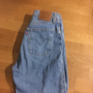 Levis jeans ribcage straight ankle  - Storlek 26. De köptes omkring 25 augusti och har användts väldigt sparsamt sen dess då de tyvärr är för stora för mig. Köptes för 1299 kr     . Kan skickas spårbart för 63 kr! 