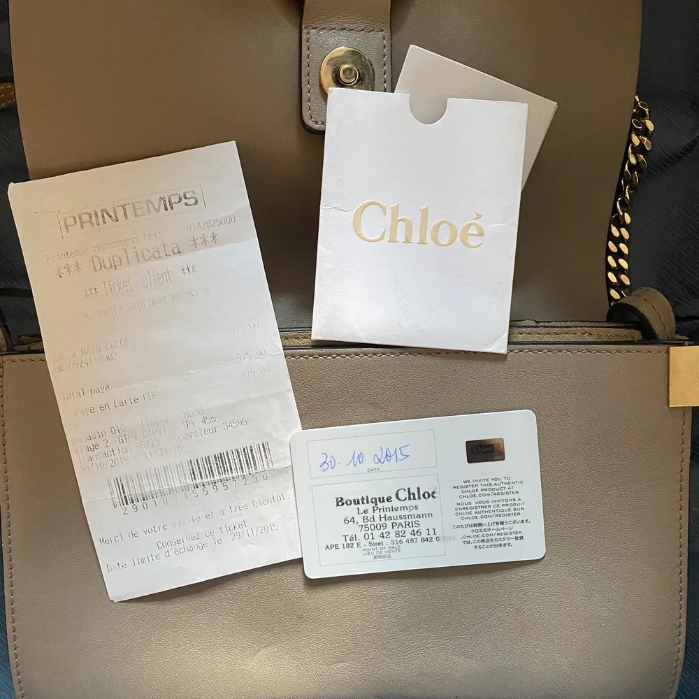 Säljer min äkta chloe väska köpt i Paris, Printemps. 18 x 24 cm Nypris: 975 euro/ 10620 kr Väskan är i fint skick och sparsamt använd.  Kvitto och äkthetsbevis medföljer.. Väskor.