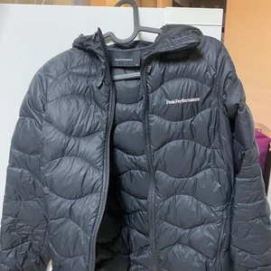 Peak performance jacka - Säljer min peak jacka som köptes för Ett år sedan då jag har nya jackor, Lite slitage på den man drar ner dragkedjan med men det är att det lossnat färg vilket ej syns om man inte tänker på det. Köpt för 1800kr