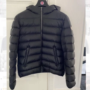 Colmar jacka  - Superfin svart Colmar! Äkta såklart. Köpte den förra vintern på Jackie. Eftersom den köptes förra vintern så är den endast använd under en kortare period och är i nästintill nyskick. Nypris är 5000, mitt pris är 3500.