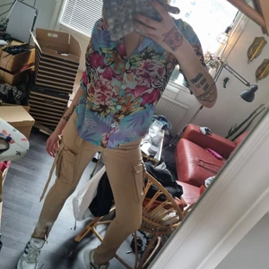 Sååå snygga byxor - Älskar domhär! Så sköna, höga i midjan, bra passform och sparsamt använda❣ Jättestorta fickor med hängande band på sidorna. Slit med dragkedja enligt bild 2. Från bikbok storlek 36.  200 kr. Samfraktar 💕 frakt 66 kr 📦