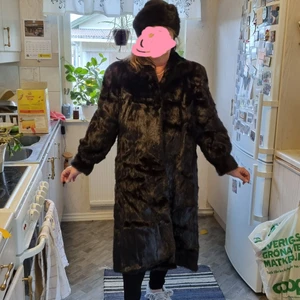 Jacka i äkta minkpäls - En jacka i äkta minkpäls från ca 80-talet. Väldigt fint skick och välbevarad. 