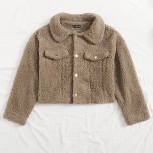 Jacka  - Jättefin beige jacka från SHEIN. Köpte den för ca 200 kr. Lite kortare i modellen slutar precis över rumpan (jag är 169cm). Materialet är sånt fluffigt!. köpare står för frakt!