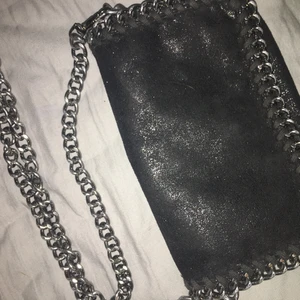 Väska med kedja - Kommer inte till användning! Jätte fin tyg väska med kedja ! Är lite trasig inuti (bilder fixas vid intresse) men inget som förstör funktionen så! 🤩
