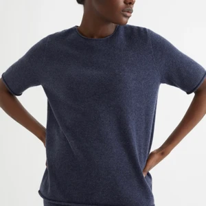 Soft goat t-shirt - Hej, säljer min helt nyinköpta marinblå soft goat t-shirt! Kvitto och box finns kvar! Super skön (100% Kashmir) passar jätte bra nu till hösten! Skriv till mig för mer info bilder osv 🙌 inköptes förra veckan för 1595kr högstabud:1200kr