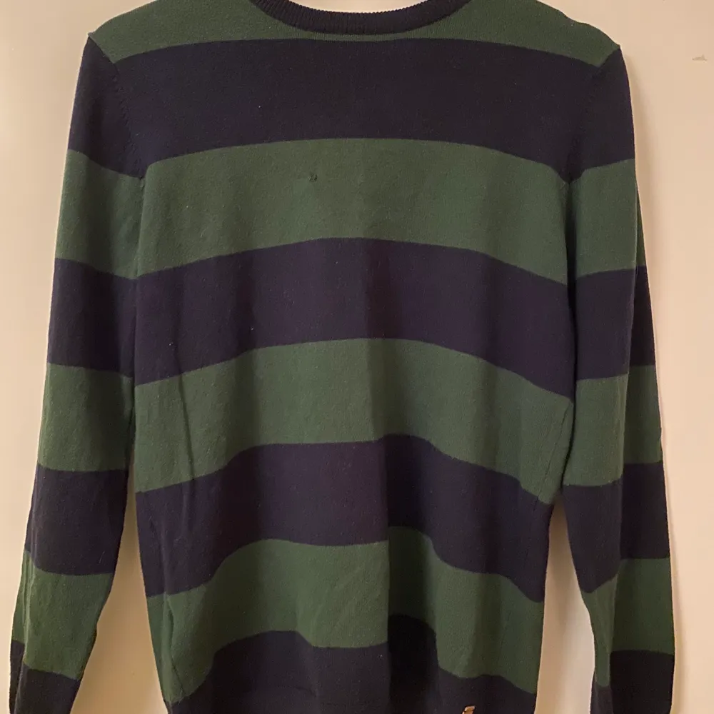 Säljer den populära Tate sweatern pga ingen användning längre. Den har ett litet hål på framsidan, annars är den i bra skick :). Tröjor & Koftor.