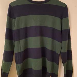 Säljer den populära Tate sweatern pga ingen användning längre. Den har ett litet hål på framsidan, annars är den i bra skick :)