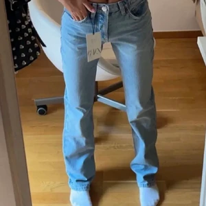 mid rise jeans - Oanvända zara mid rise jeans! För små för mig därav säljer jag. Köp direkt för 450 inkl frakt 💓 ❗️FÖRSTA BILDEN ÄR LÅNAD❗️