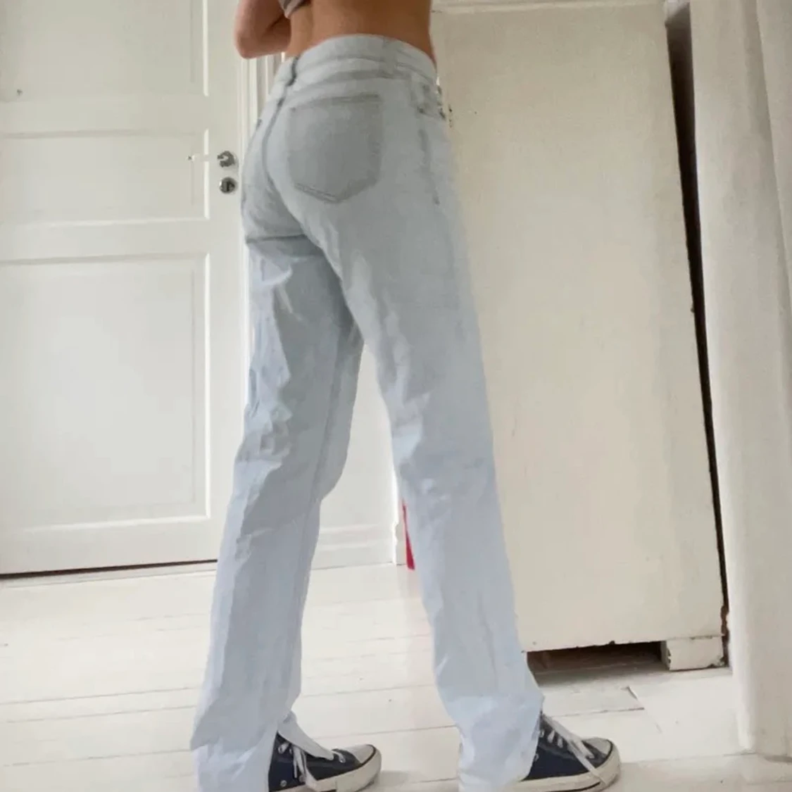 Ljusa jeans med slits  - 90