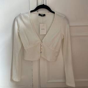 En vit och mjuk tröja från Bershka. Skönt material och aldrig använd då den inte passar. Är storlek M men skulle säga S!!! 💓 köparen står för frakten! 
