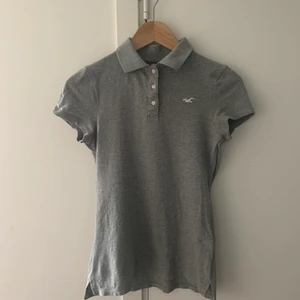 Piké Hollister - En fin och nästan oanvänd piké från Hollister, säljer då jag inte använder. Känns som ny, den har inte nopprat sig eller tappat färg. 