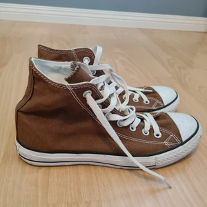 Bruna convers  - Jag säljer mina bruna convers pga dom har tyvärr inte används så mycket🤎. Dom är i storlek 41. Ett par väldigt snygga skor som har använts alldeles för lite. ⭐Budgivning!! 100kr frakt (spårbart packet)