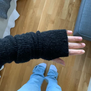 Handledsvärmare - Jättesnygga och populära handledsvärmare som tyvärr inte kommer till användning längre! Så sköna och perfekta nu till hösten och vintern! Säljer till högst bud💕