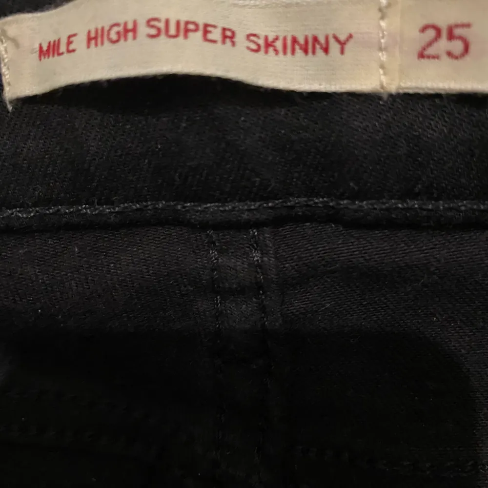 Svarta levis mile high super skinny jeans i storlek 25, använda fåtal gånger så dem är i fint skick . Jeans & Byxor.