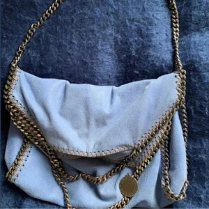 Stella Mccartney väska BLÅ - säljer min jättefina stella mccartney väska i blått, inte sett många ha denna! kan tänka mig att byta mot en grå färg, annars budgivning från 3000 kr. 