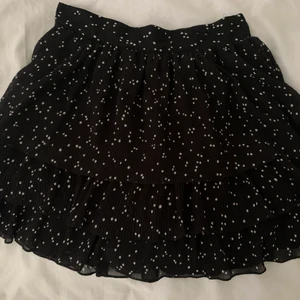 Populär prickig byxkjol Zara - Säljer min aldrig använda kjol från Zara som är superfin, den har inbyggda shorts som inte syns när man har på sig den🤍🤍 Säljer eftersom jag har alldeles för många kjolar men denna kjol hade suttit riktigt fint med ett par strumpbyxor nu under hösten🤩🤩 Budgivning från 120kr om intresset är stort och frakten ingår inte i priset🤍 Fler bilder kan skickas om så önskas :) (OBS: den är lite liten i storlek skulle jag säga beroende på hur man önskar passformen)