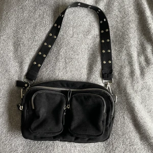 Gina väska  - 🌟FUNDERAR PÅ ATT SÄLJA DENNA VÄSKA🌟 köpt för ungefär 350 kr bra skick jag har nästan aldrig använt den och säljer den för 150 kr buda 10 kr eller direktorns 200 kr +frakt 💓💓 SKRIV I KOMMENTARERNA OM DU ÄR INTRISERAD ELLER I INSTAGRAM DM ( livalfredsson)🙌🏽🤩😍⚡️