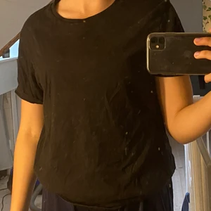 Svart t-shirt - Helt svart t-shirt från lager 157. Frakt ingår inte.