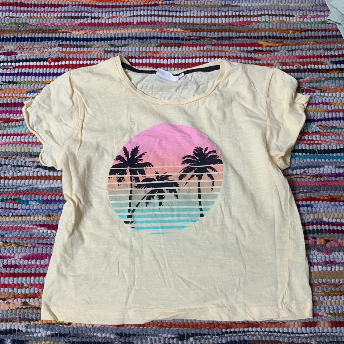 gul croptop med palmer på 💛🌴