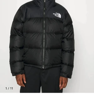 The North Face Puffer Jacket - Säljer min North Face jacka som är i jätte bra skick! MODELL: Nuptse. NYPRIS: 3000kr. Skicka privatmeddelande om ni vill ha fler bilder ☺️💓 Priset för att köpa direkt är 1900kr! OBS!! Har avslutat budgivningen i förtid då någon köpte den direkt. 