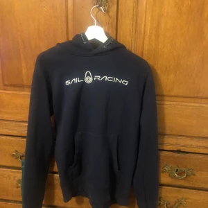 Sail racing hoodie  - Hej, jag säljer min sail racing hoodie. Storlek M, jag säljer den eftersom jag inte använder den längre. Hör av er om ni har några frågor! 