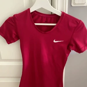 Nike träningstshirt - Fin träningstshirt från Nike i storlek XS, passar även xxs då den sitter väldigt tajt. 