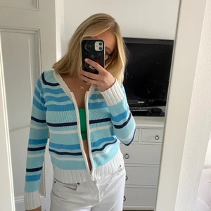 Randig zip tröja🤘🏽 - Säljer denna ascoola randiga zip tröja!⭐️Kommer tyvärr inte till användning, storlek S💕💕