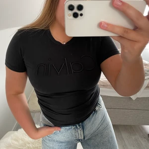 Calvin Klein T-shirt  - En Calvin Klein T-shirt med svart brodering.