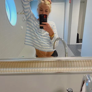 Randig tröja🥰🥰 - Så skön och gullig tröja med blå vita ränder🥰🥰