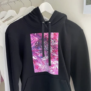 Hoodie från the Cool elephant - Fin hoodie, använd fåtal gånger! Nyskick, frakt tillkommer BUDA I KOMMENTARERNA ELLER KÖP DIREKT FÖR 300kr + FRAKT. Budgivningen avslutas på söndag 26/9! OBS!! Varje bud måste öka med minst 10kr!!