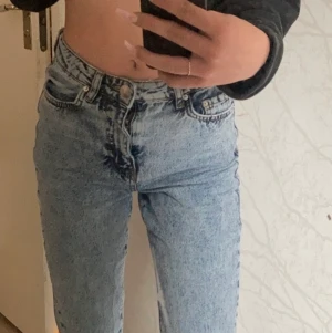 Gina tricot jenas  - Säljer mina dagny mom jenas från Gina tricot💖 Har inte andvändt dem så mycket, så dem e i bra skick, köpta för 500kr🥰
