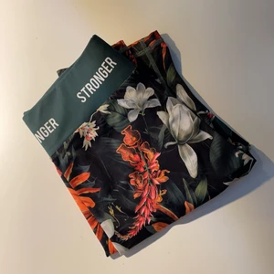 Stronger  - Stronger tights i storlek S. Knappt använda. Superfint skick