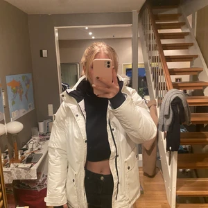 Vinterjacka från Everest  - En varm vinterjacka från Everest som man kan åka skidor i men även ha en kall dag till skolan. Den är helt o andvänd. Den har många fickor, de är storlek 158 men passar som en S oxh man kan ha tjocktröja under. köpte den för 1500 och säljer för 800 + frakt. kontakta mig för mer bilder eller frågor💕 