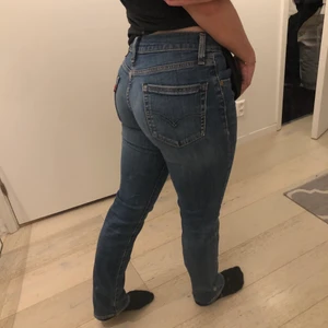 Levis jeans - Jeans ifrån levis i en lite mörkare blå 🤍 Raka ner till och lägre midja. Säljer pågrund av att jag inte anväder dessa längre, använd några få enstaka gånger. Köparen står för leverans 🤍