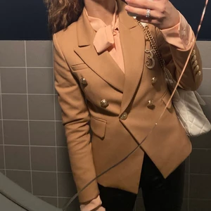 Dubbelbröstad kavaj, XS - Dubbelbröstad kavaj i tjockt tyg. I nyskick. Broschen ingår ej. 