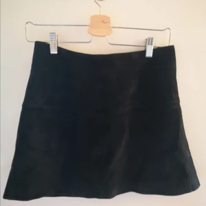 Mocks kjol  - Kort kjol i mocka. Supersnygg men kommer inte till användning 