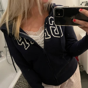 Gap kofta  - Jättefin mörkblå kofta från gap. Använd fåtal gånger. Storlek XS 😌