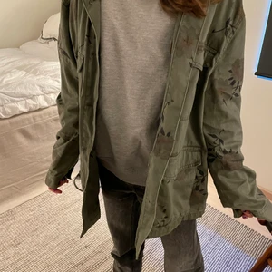 Jacka - Nu säljer jag min fina höst/vår jacka från H&M! Väldigt bra stick utom att knappen på ena armen har gått av. Skriv till mig om du vill ha en bild på det. Finns en extra knapp som man kan sy på. 💕