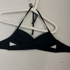 En svart bikiniöverdel i omlottmodell från H&M i storlek S