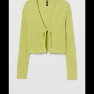 Grön cardigan  - Säljer denna härliga  cardiganen i storlek S från hm! Har tyvärr aldrig fått användning utav den, så den är i nyskick:) prislapp sitter fortfarande kvar. Köparen står för frakten. 