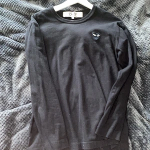 Comme des garçons tröja - Tjena, säljer denna tröja då den tyvärr var för liten. Fick den i present men den var tyvärr för liten för mig så har aldrig använt den. 