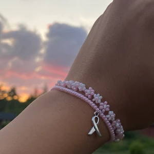 Blomarmband 💕 - Blomarmband i olika färger (finns fler att välja på än de på bilden) 55kr, gratis frakt ❤️‍🔥 OBS: Ljusblå, mörkblå och gröna på andra bilden är slut) 