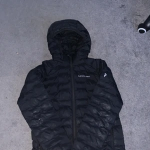 Peak jacka strl 160  - Den är i bra skick. Det finns ett litet hål i ena fickan. Och en mini hål i ena ärmen annars är den som nyskick. Säljer då den har blivit för liten för mig.