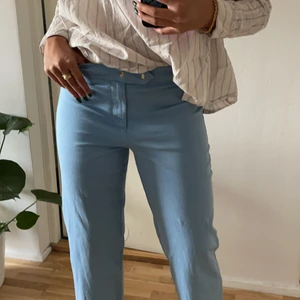 Kostymbyxor  - Extremt sköna ljusblåa kostymbyxor i ”jeans material”. De är töjbara och lite kortare vid änden. Byxorna är i mycket god skick! 💙💙💙